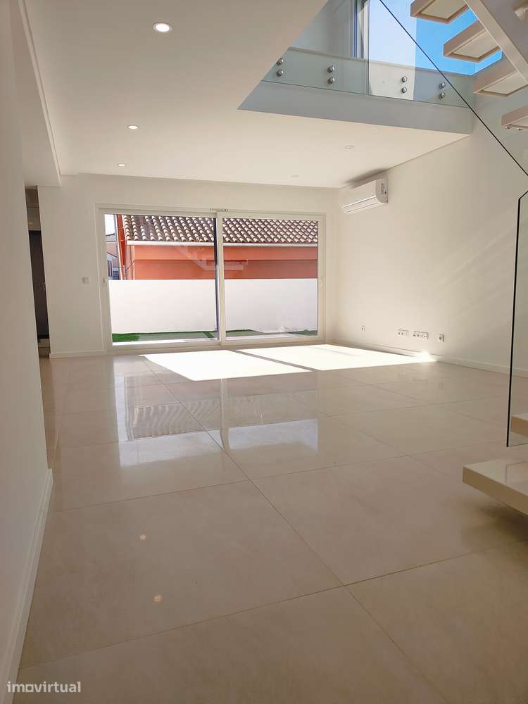 Oferta 1% do Valor de Aqusição - Moradia T4 + 1 com Piscina e Garagem-25