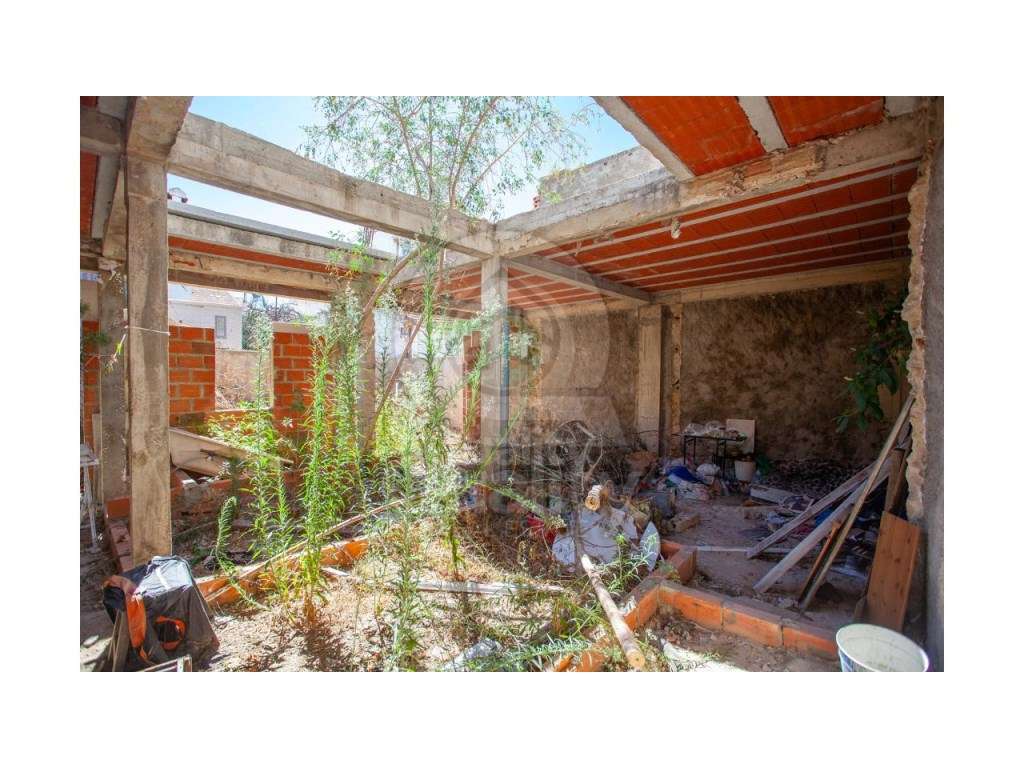 Prédio em ruína na Baixa da Banheira - Grande imagem: 5/30