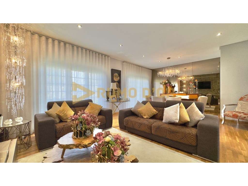 Viva com Conforto! Moradia T4 com Jardim e Espaço Exterior em Alenquer-7