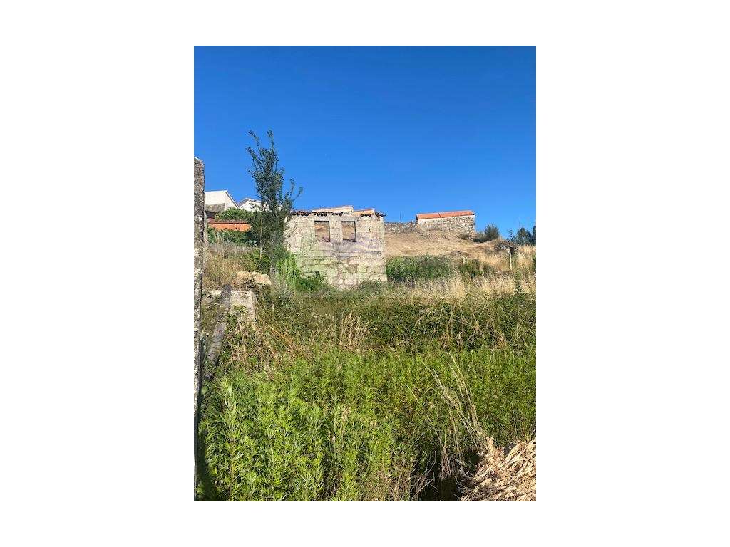 MORADIA EM RUÍNAS PARA RESTAURO EM CAMBRA - Grande imagem: 2/12