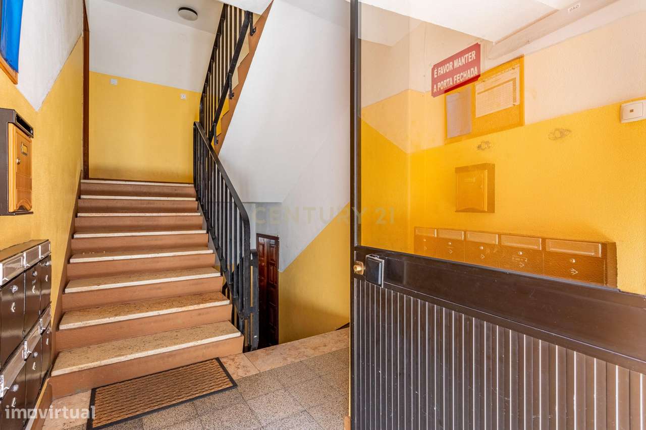 Apartamento T2 com vista desafogada em Santo António dos Cavaleiros-14