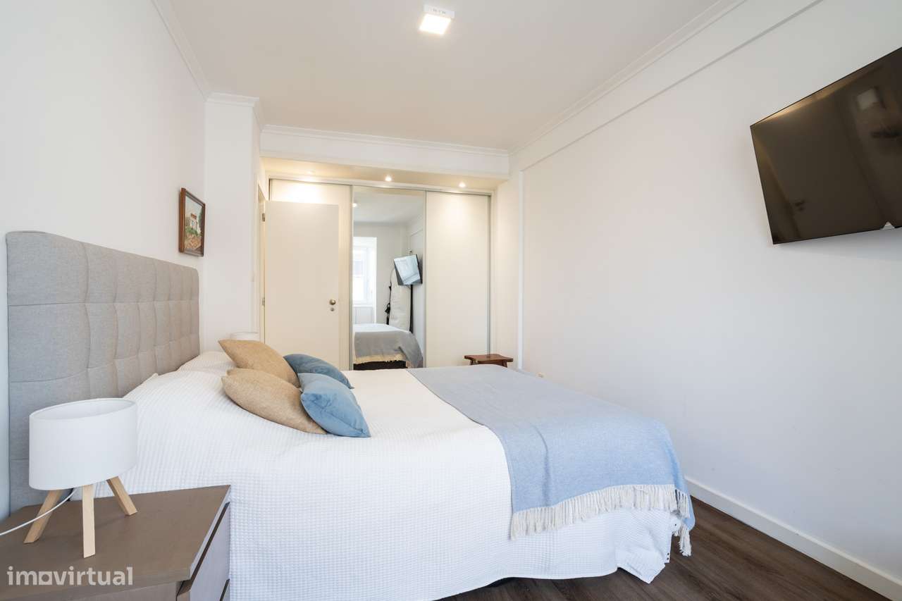 Apartamento T2 Remodelado com Vista Desafogada sobre o Tejo no Centro-17