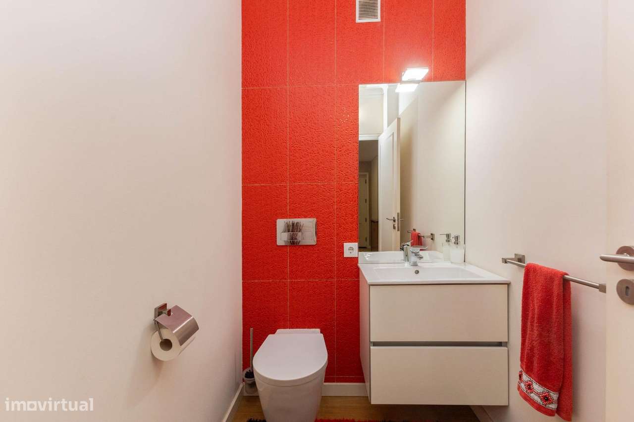 Moradia T4 na Maia – Renovada, 3 Frentes, Terraço e Garagem a...-16