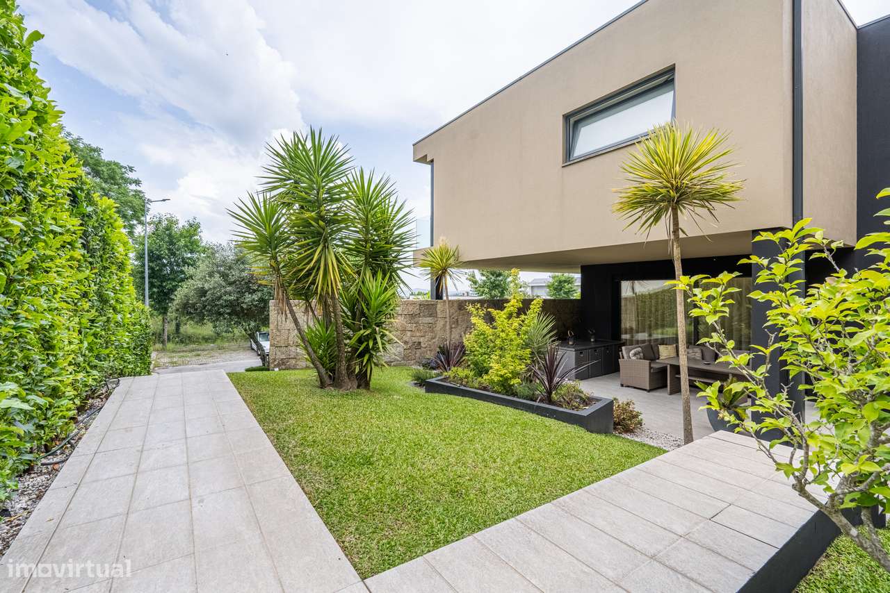 Moradia T4 com Rooftop Panorâmico e Piscina Privativa em GUIMARÃES-21