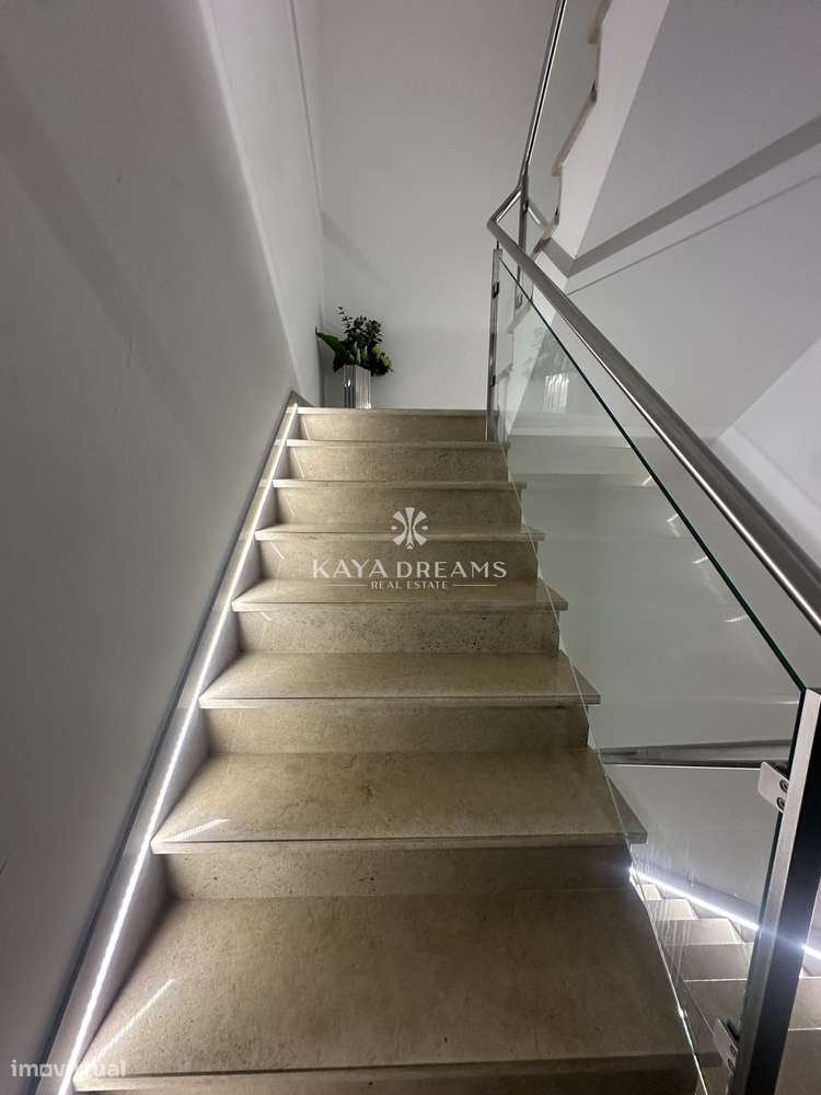 Moradia Semi Nova T4 de Luxo em Famões, a um Passo de Lisboa-12