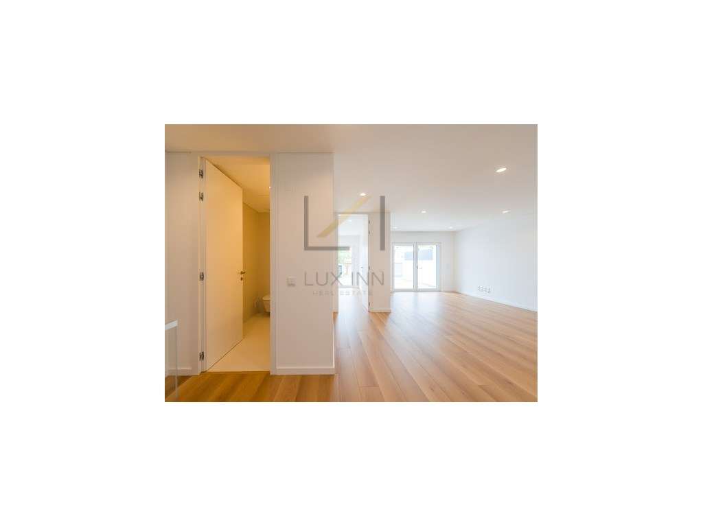 Moradia de Luxo T4 , São Pedro Do Estoril, com Piscina e Garagem-22