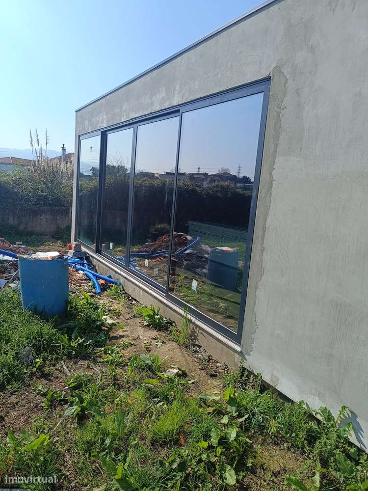 Moradia térrea isolada de 4 frentes em construção-5