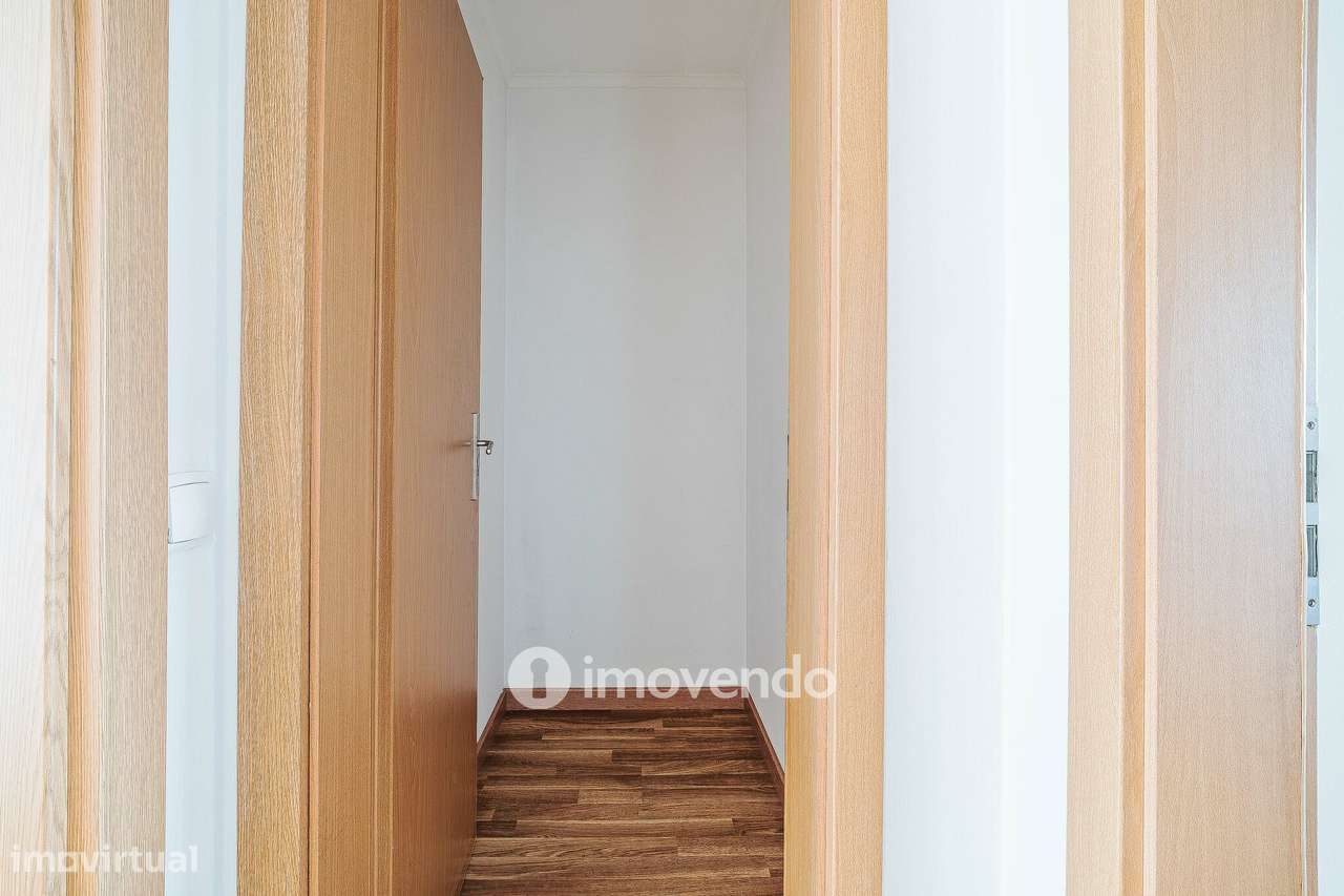 Apartamento T2 com cozinha equipada e estacionamento, na Ameixoeira-14