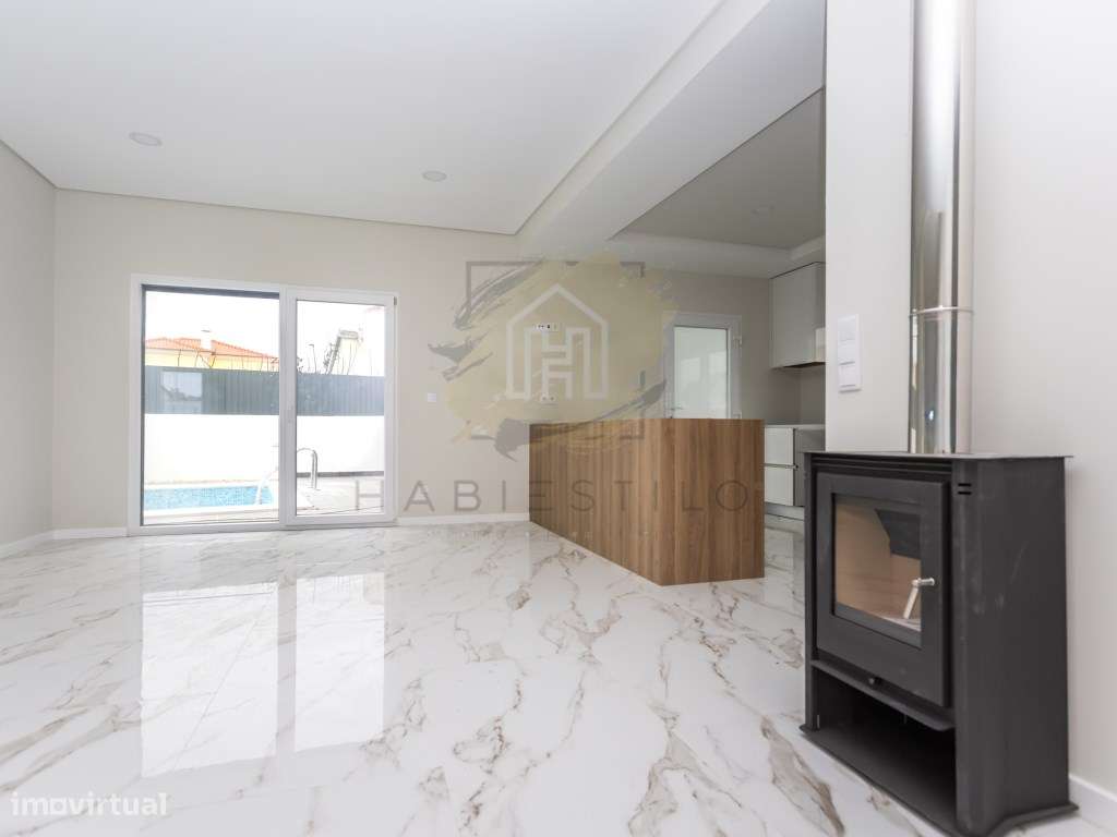 Moradia V4 nova com piscina-11