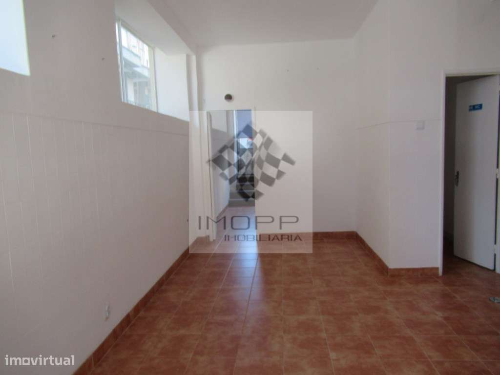 Loja com excelente localização na Reboleira-6