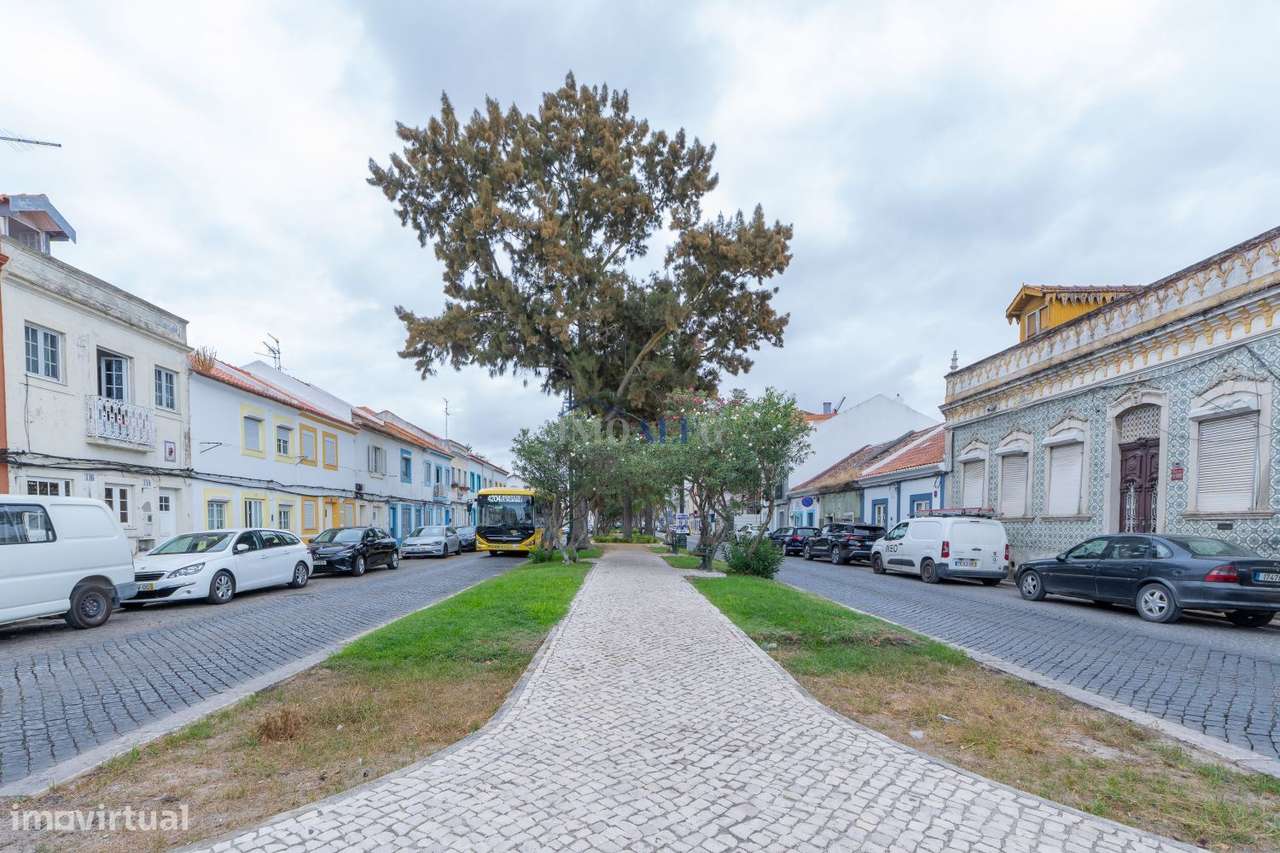 Prédio com quintal no centro do Montijo, junto a transportes-6