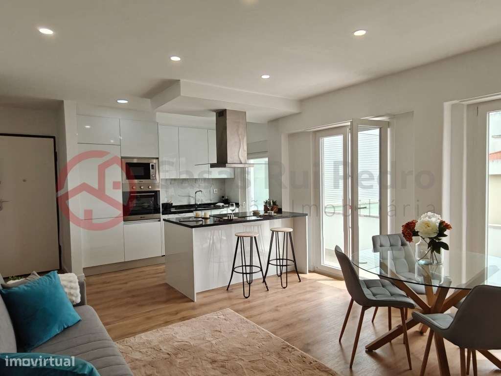 Apartamento T4 Totalmente Remodelado Na Avenida Do Uruguai Em Benfi