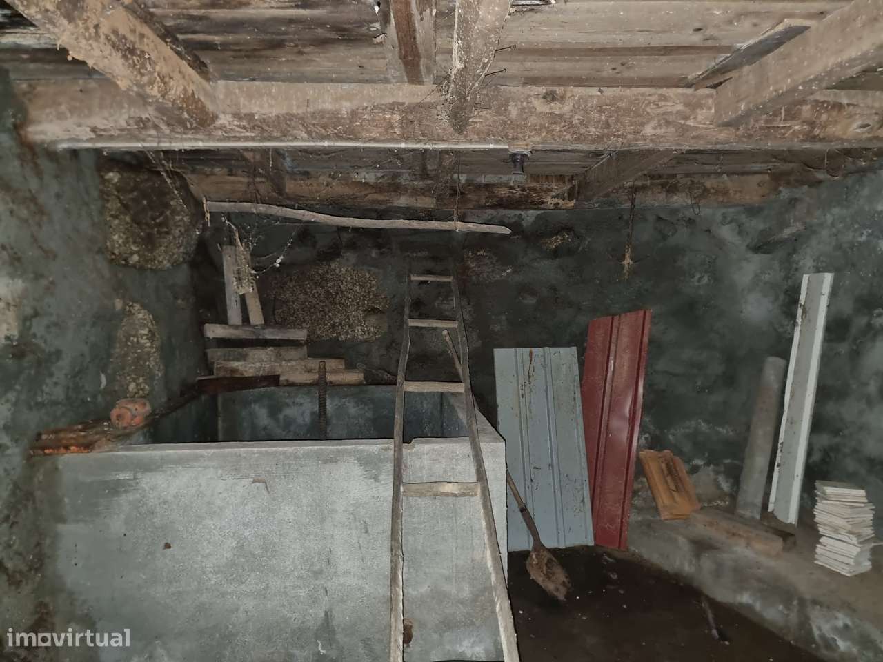 Moradia para restauro com elevado potencial de investimento-11