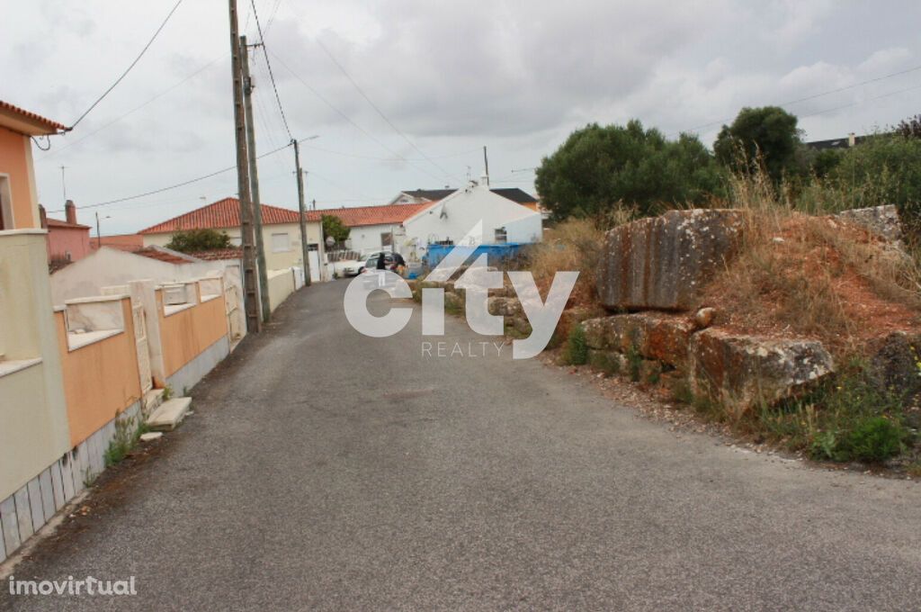 Terreno com casa em ruínas em Morelena, Sintra.