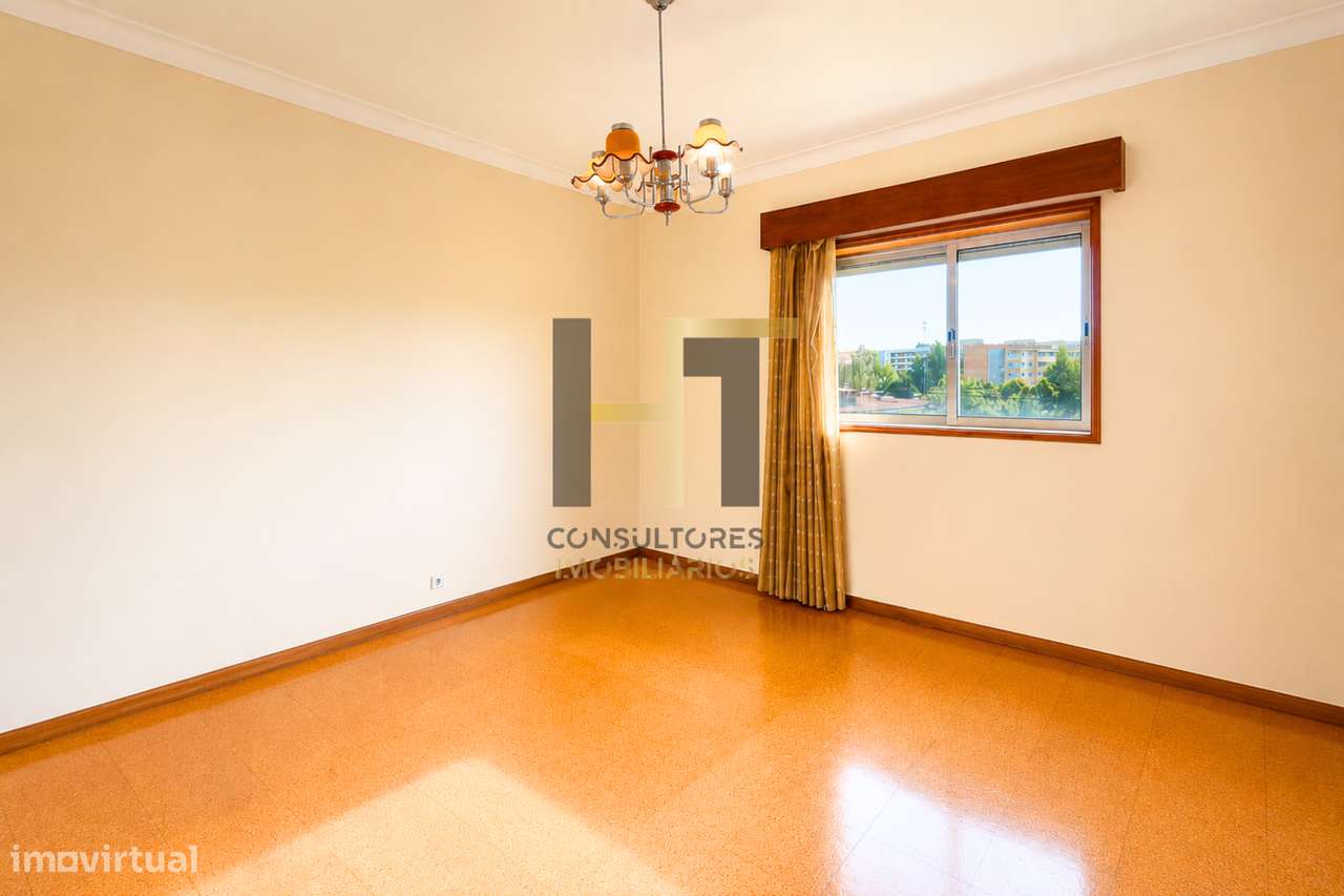 Apartamento T3 com Garagem e Duas Varandas a 5 Minutos do Metro e do I-12