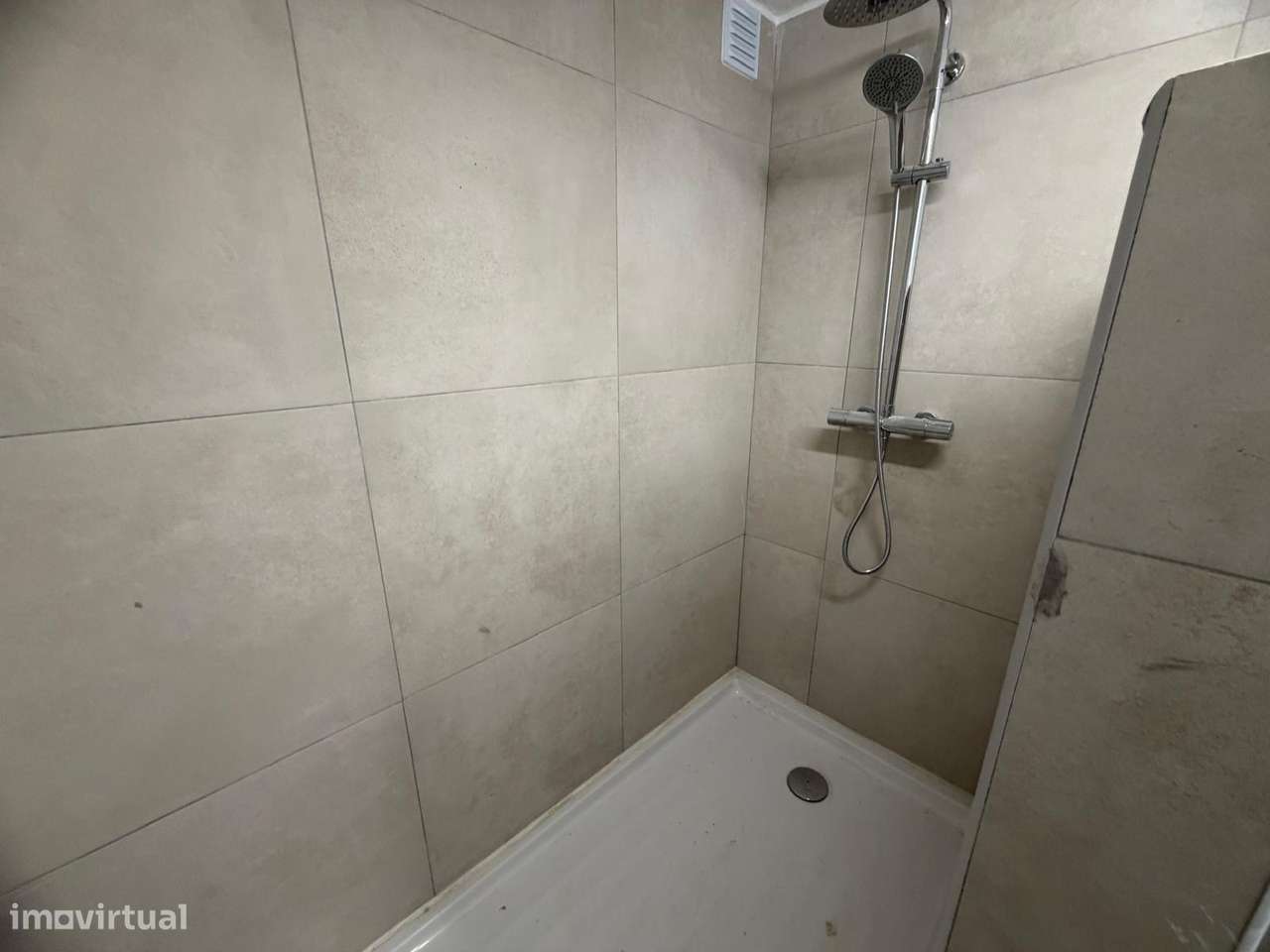 Armazém Totalmente Remodelado na Baixa da Banheira-4