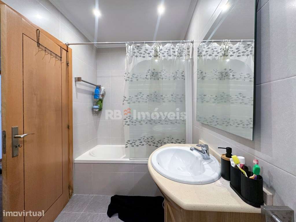 Apartamento T3 c/ Garagem, Sótão e 2 Varandas - Santarém-58