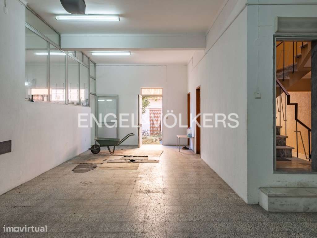 Prédio Misto de 3 Pisos com Jardim e Anexo Habitacional - Santo And...-29