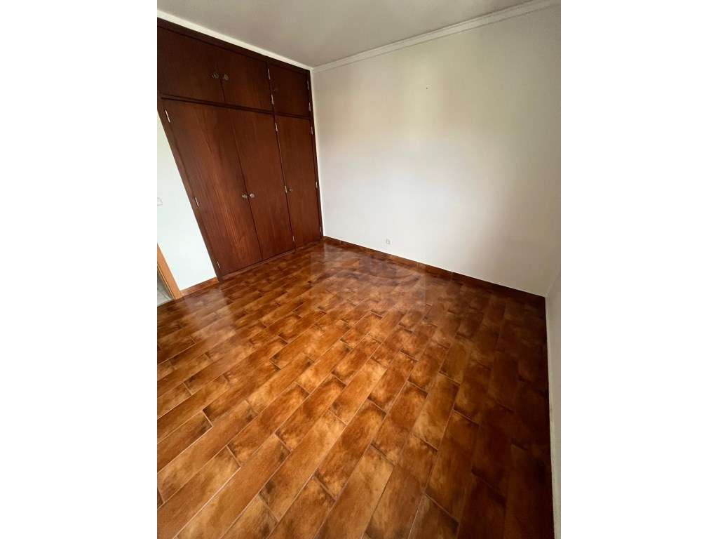 Apto T3 Remodelado, com elevador, duas casas de banho e arrecadação... - Grande imagem: 5/16