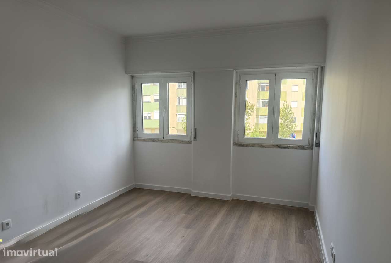 Apartamento T3 no Borel Renovado e Pronto a Habitar: Descubra o Seu R-8