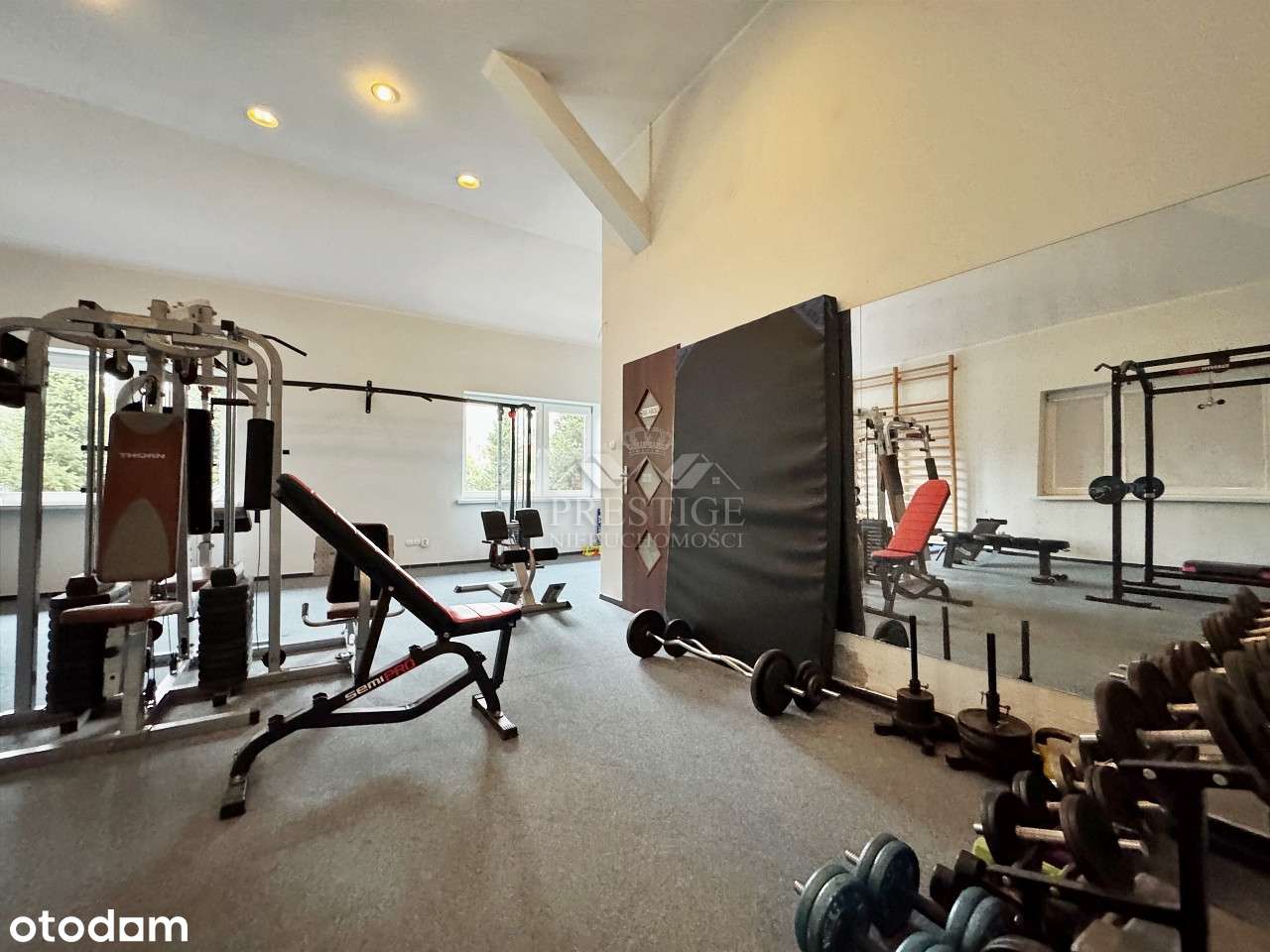 Dwa domy, siedlisko ze stawem i halą, wśród lasu-15