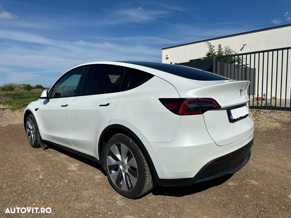 Tesla Model Y - 4