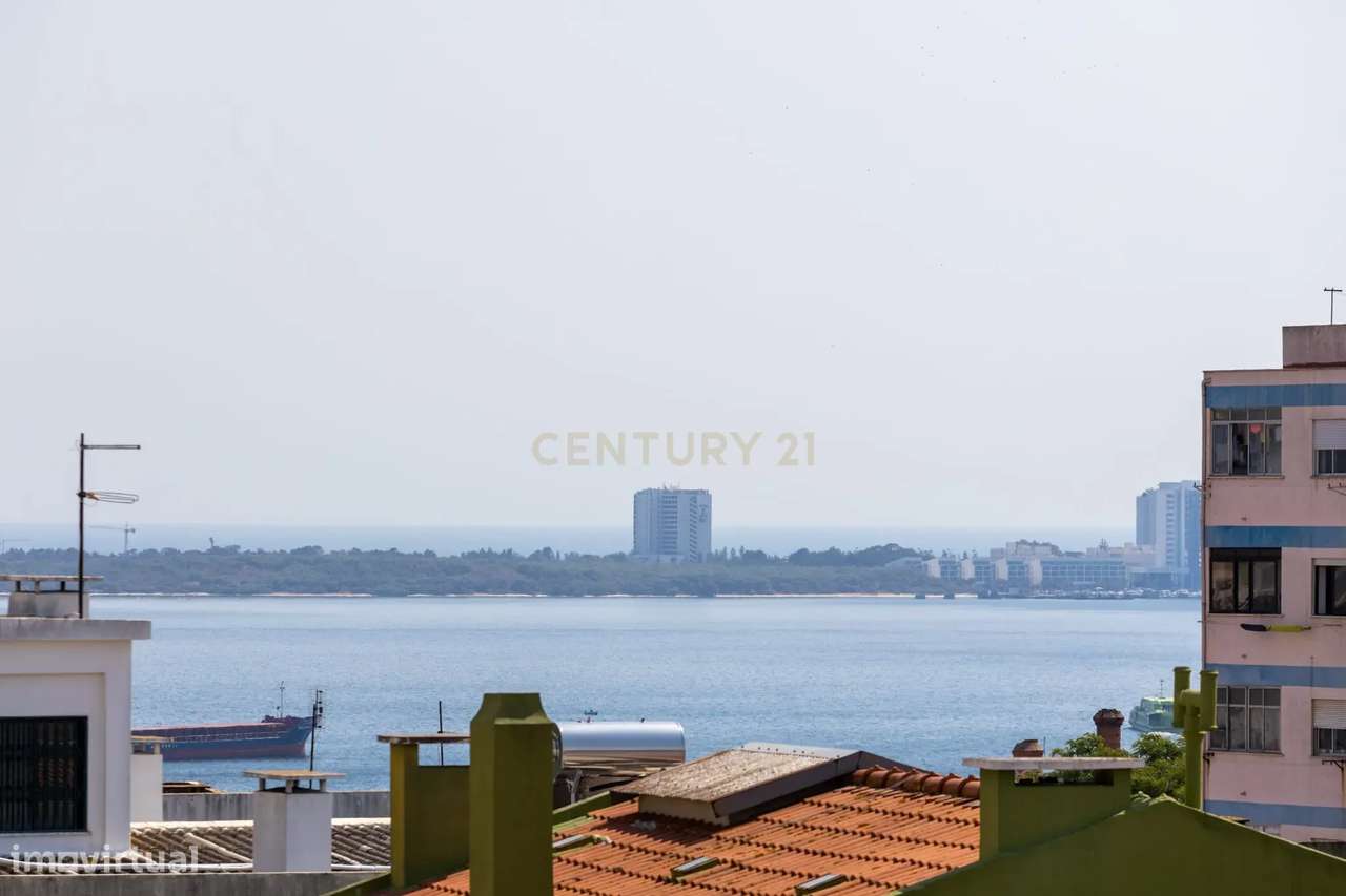 Apartamento T3 com Vista Rio e Garagem – Centro de Setúbal-14