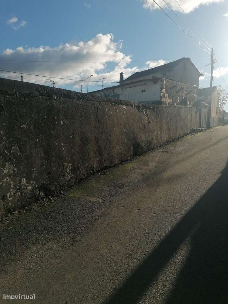 Moradia de 2 andares, com 2 anexos e terreno no alto das Travessas/S. - Grande imagem: 4/8