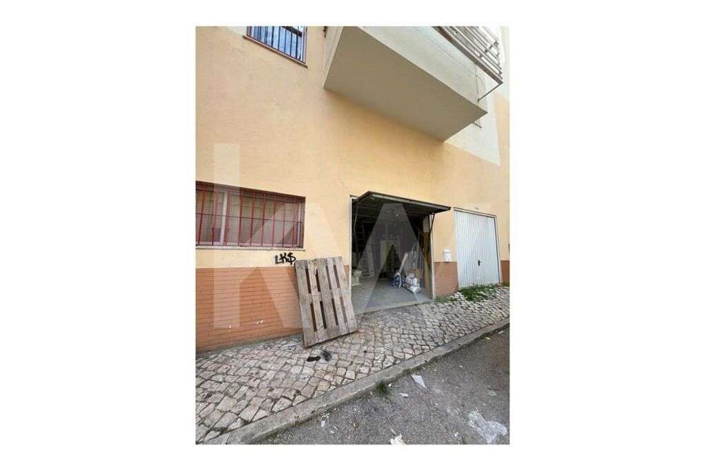 Garagem dupla, com janela e casa de banho - Grande imagem: 2/14