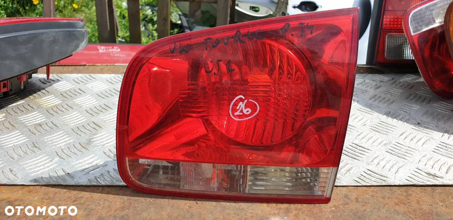 VW TOUAREG 7L LAMPA PRAWY TYL TYLNA PRAWA W KLAPE - 1