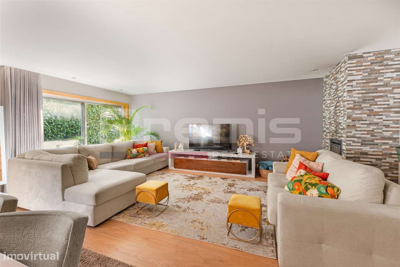 Moradia T5, com jardim e garagem para 4 carros, em Vila Nova de Gaia-1