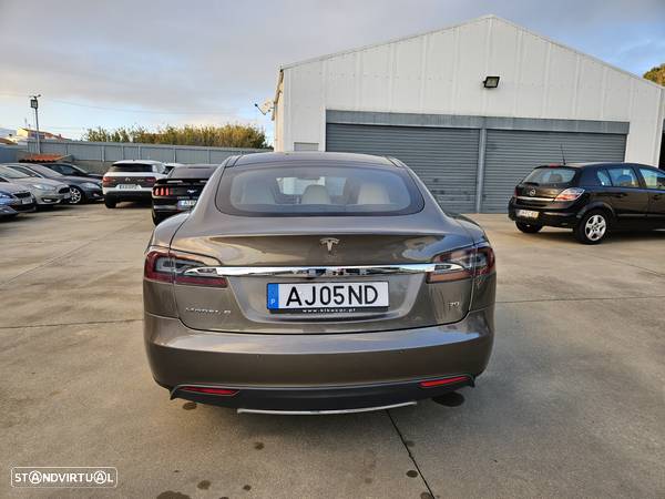 Tesla Model S - 7