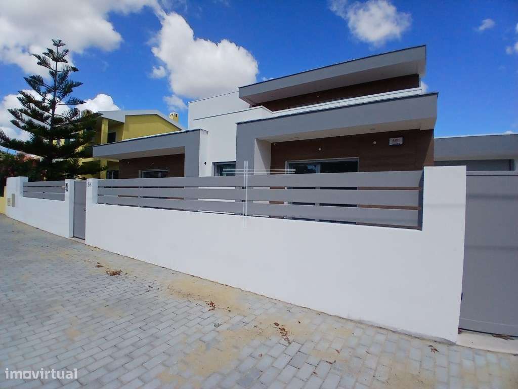 Moradia isolada T4, arquitetura contemporânea com garagem e piscina...-35