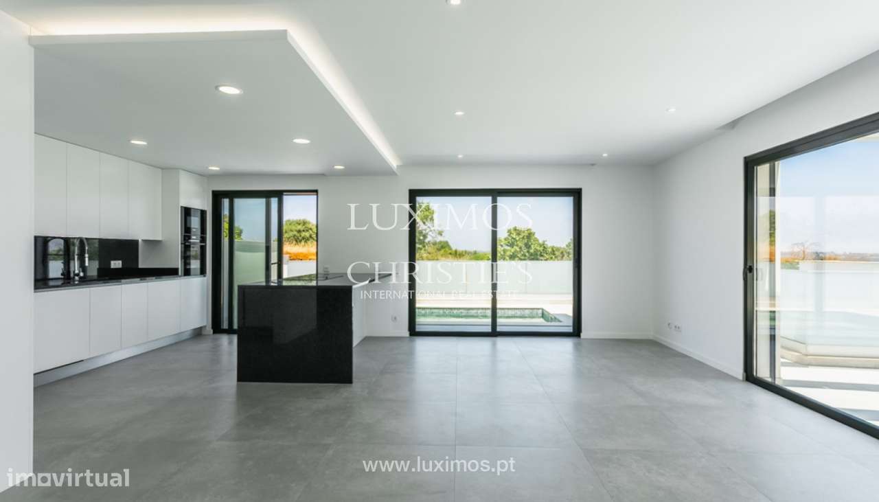 Moradia com piscina, para venda em Mexilhoeira Grande, Portimão, Alga - Grande imagem: 4/28