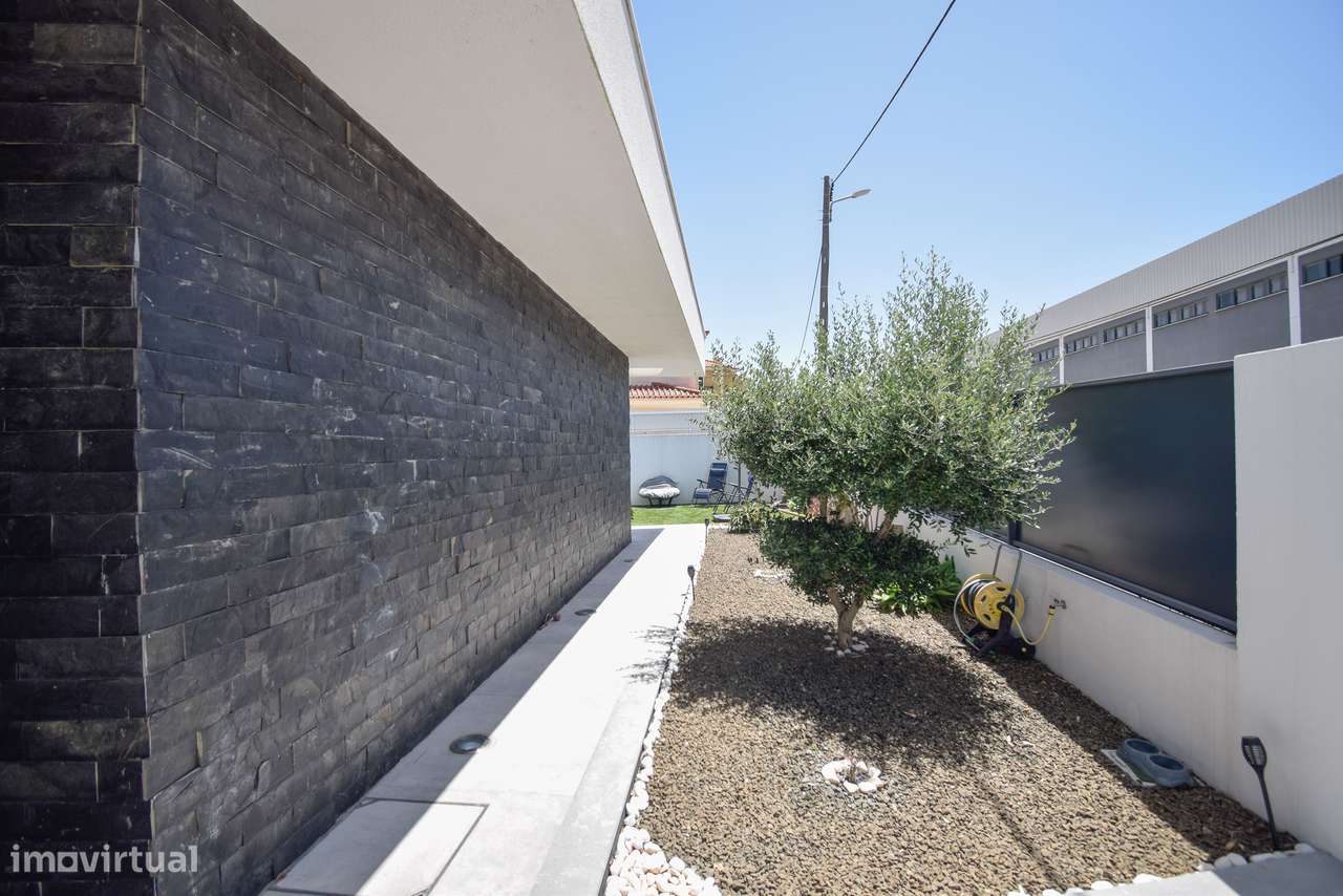 Moradia T4 com Piscina e Jardim em Alcabideche, Cascais-49