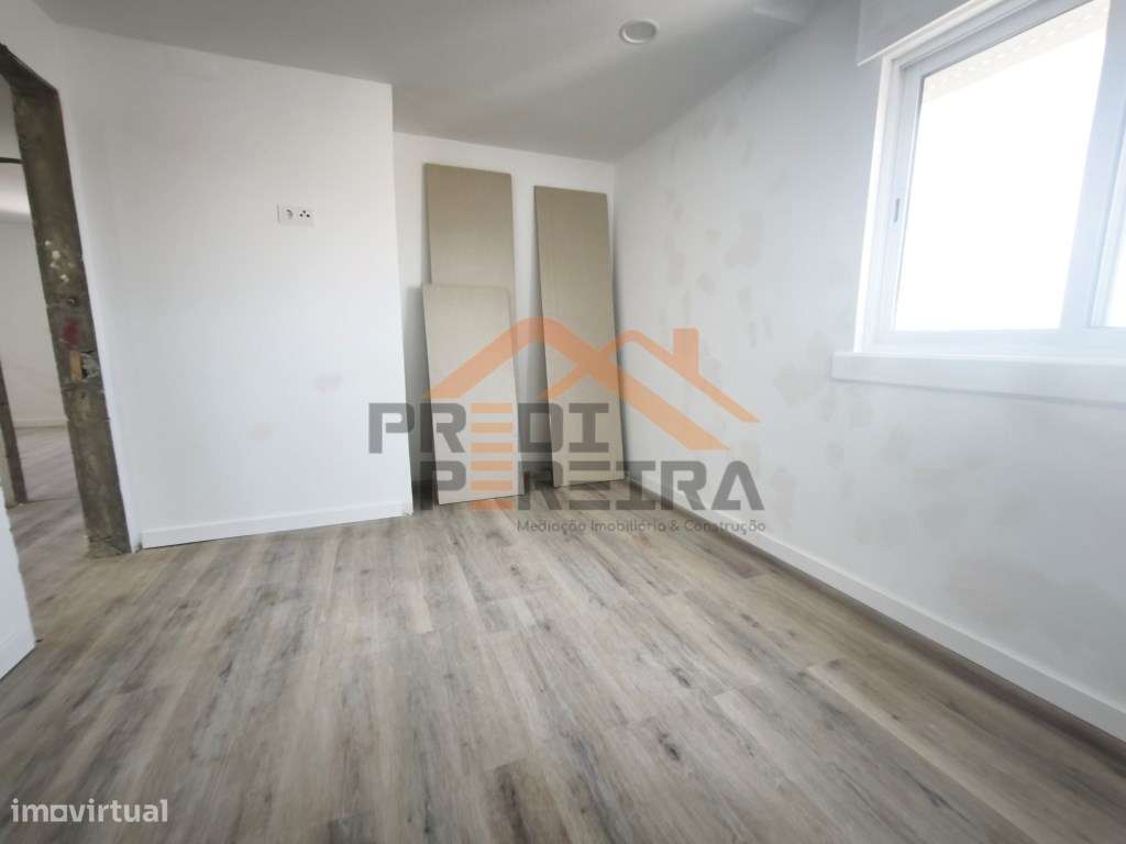 Situado em Santo António dos Cavaleiros, Torres da Bela Vista, T3 t...-10