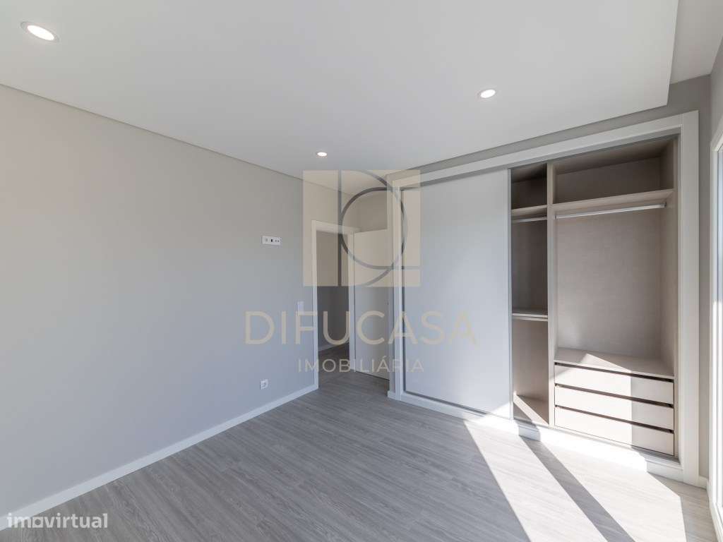 R300 Moradia T3+ 1 (sala de 40m2 localizada centro Fernão Ferro)-28