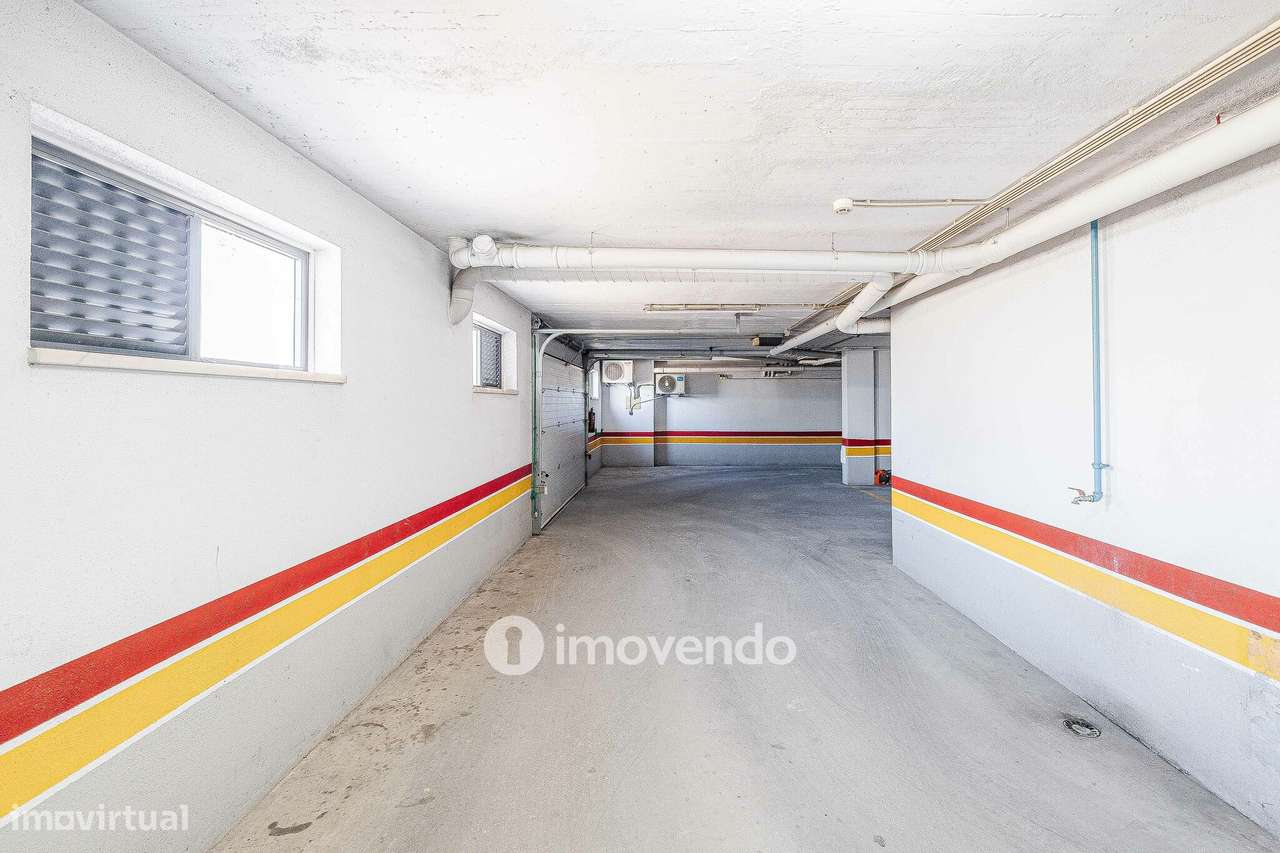 Apartamento T2, com estacionamento e arrecadação, em Vialonga-40