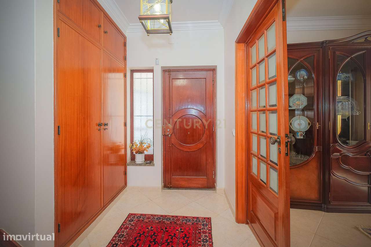 Moradia T5 em Carcavelos — Espaço, Conforto e Localização Privilegiada-10