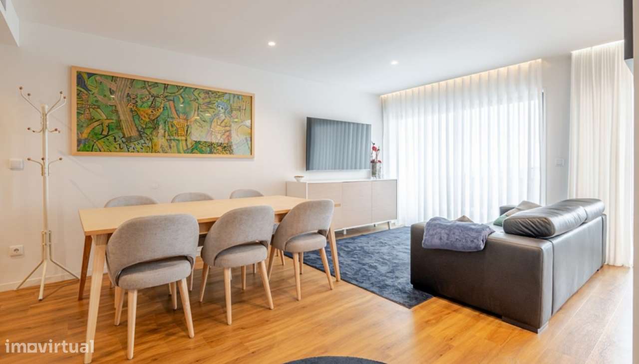 Apartamento T3 com varanda e vistas desafogadas em Leça da Palmeira-0