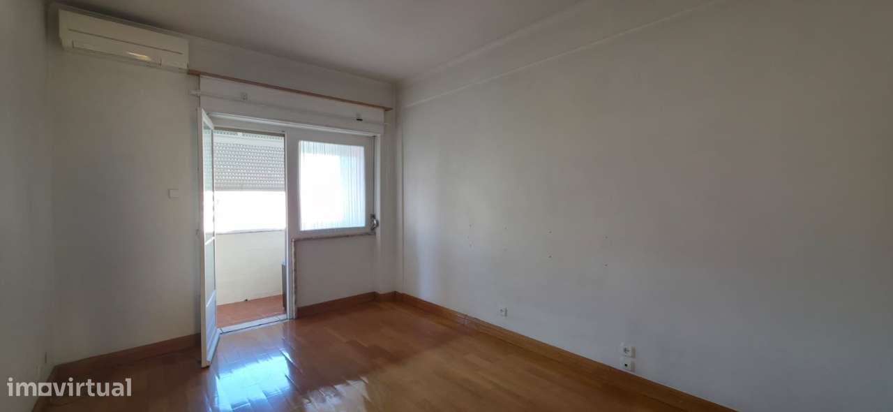 Apartamento T3, localizado na Venteira-9