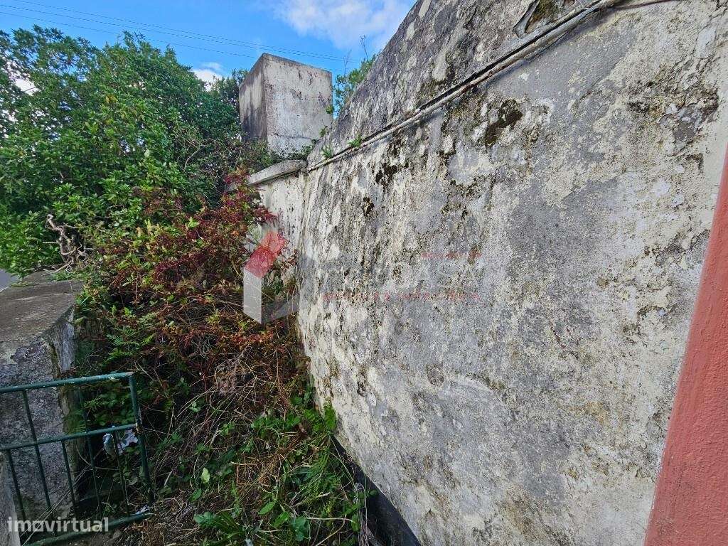 Moradia T2 para recuperar – Próxima do centro da Praia da Vitória-10