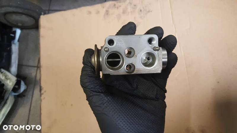 Zawór zaworek rozprężny BMW 3 E90 E91 E92 E93 64119182512 - 3