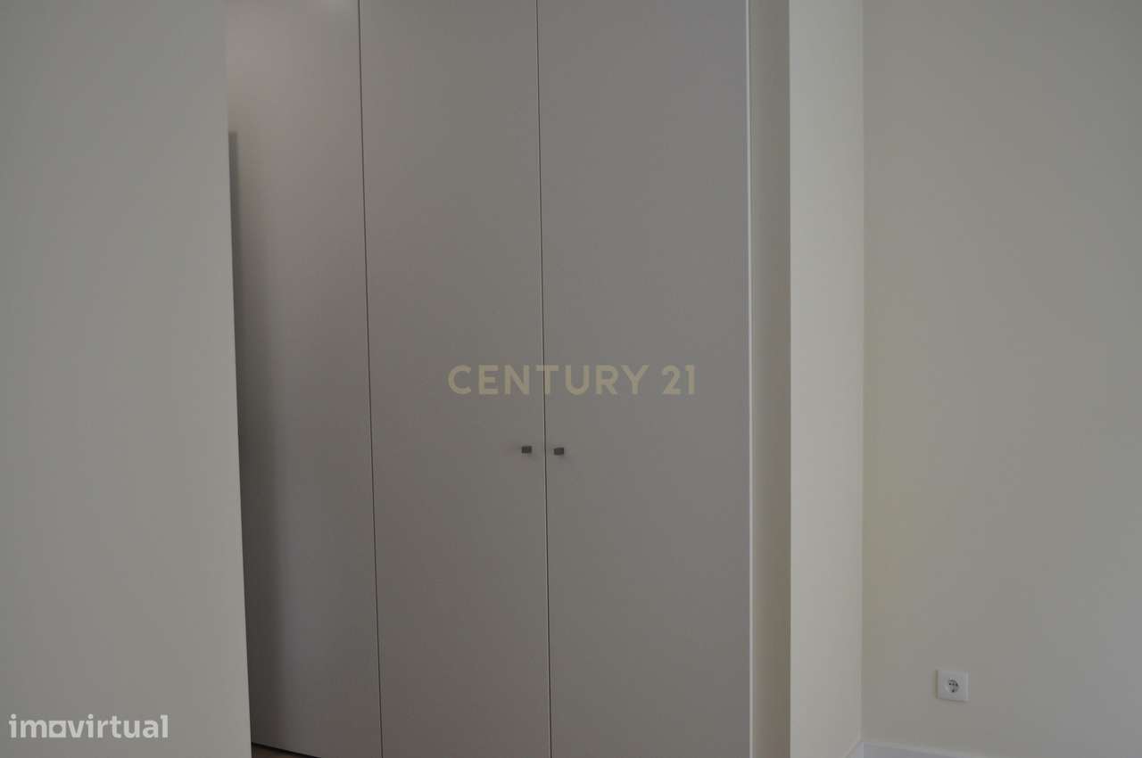 Moradia T4+1 Contemporânea com Piscina-8