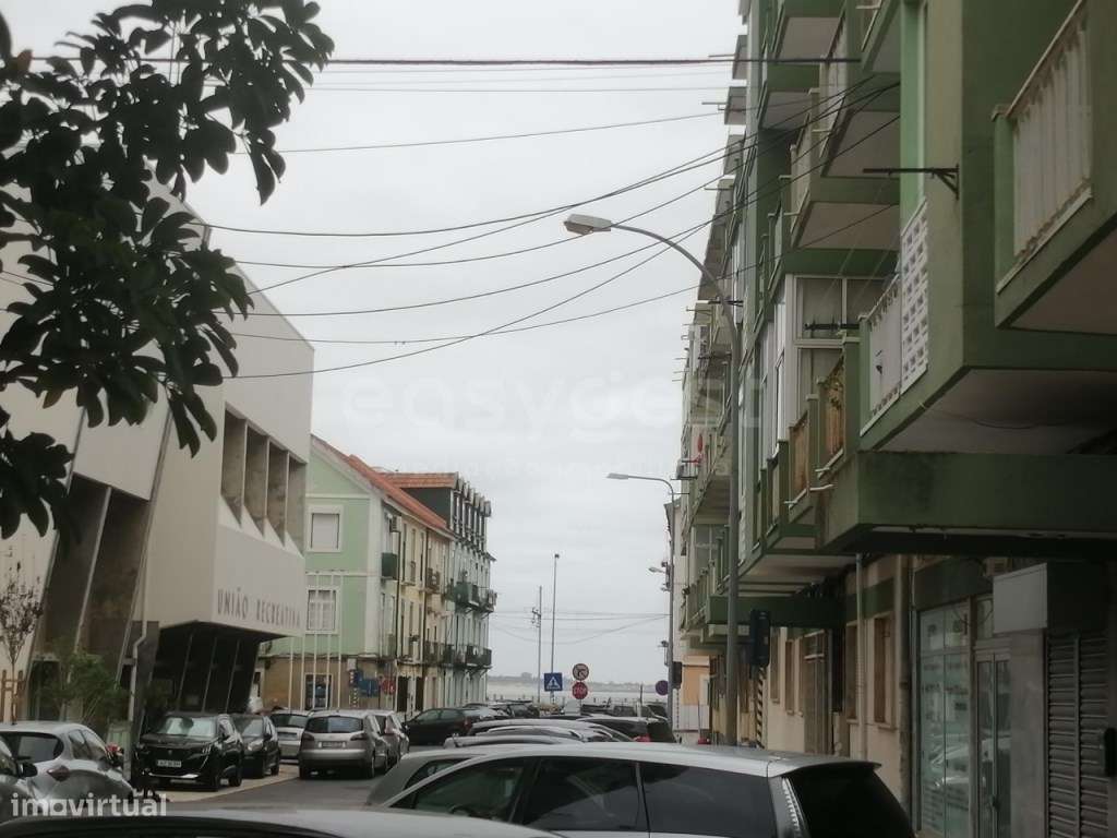 Loja junto da Avenida principal na freguesia do Dafundo - Grande imagem: 4/8