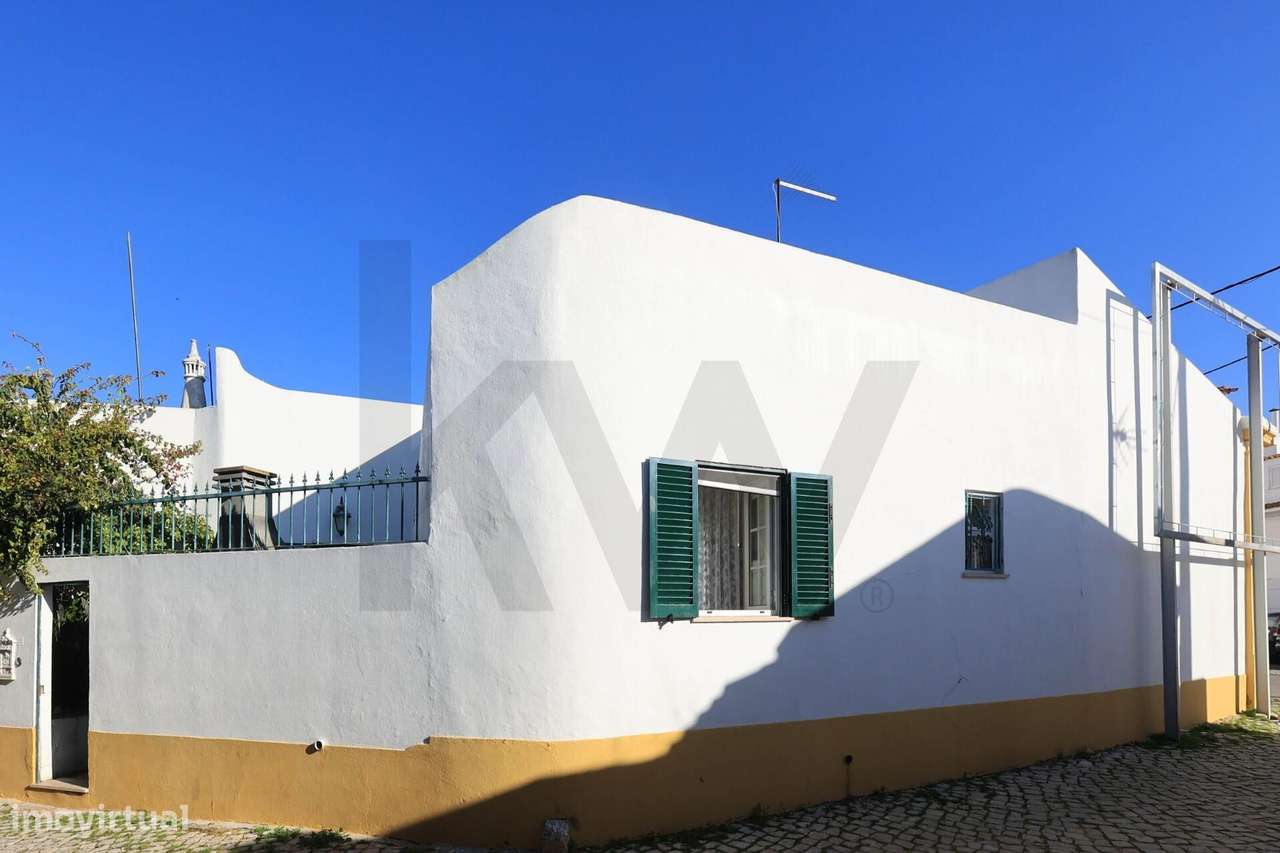 Moradia T2 em banda,  com charme Algarvio, no coração de Alcantarilha. - Grande imagem: 2/30