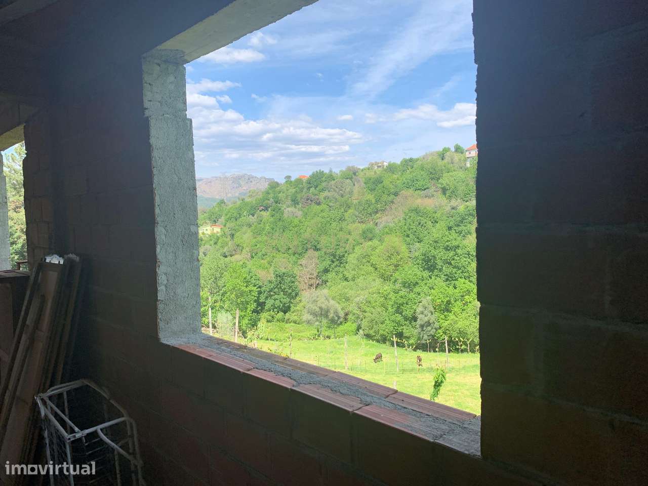 Quintinha na zona do Gerês com casa em estrutura e 6.400m2 terreno - Grande imagem: 4/21