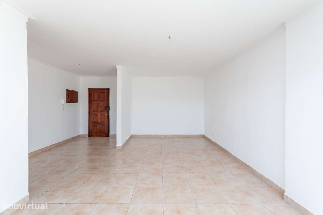 T2, situado na Tapada das Mercês, com áreas generosas-2