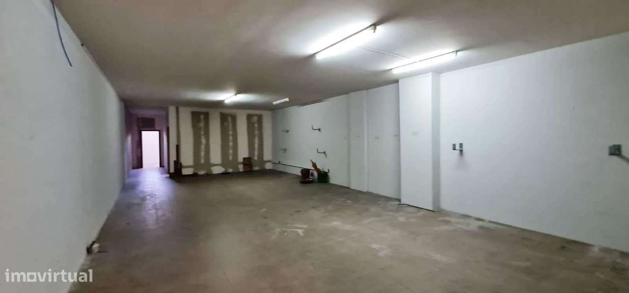 Armazém com 280 m² em Lomar, em plena cidade de Braga, próximo à P - Grande imagem: 1/23