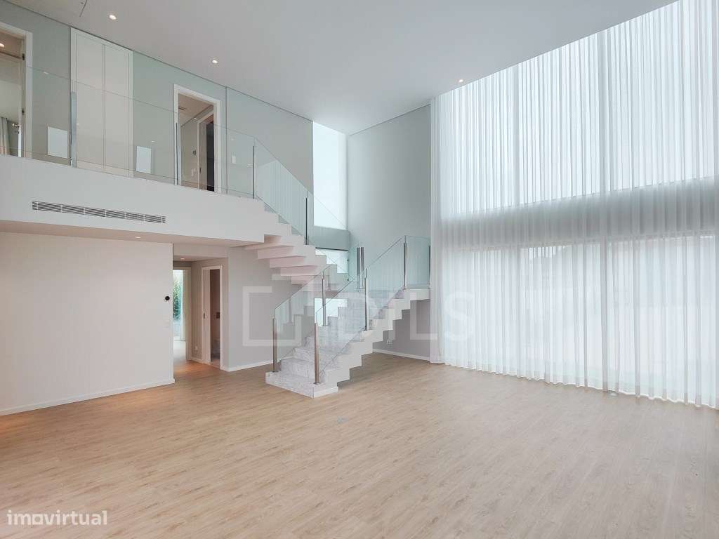 Moradia T4 com jardim e piscina em novo empreendimento no Estoril - Grande imagem: 3/89